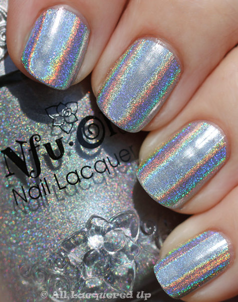 It has a fixing base and holographic nail polish. It has a fixing base and holographic nail polish.