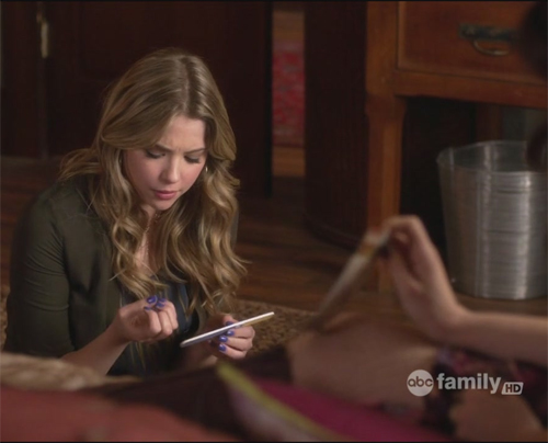 pretty little liars hanna blue nails